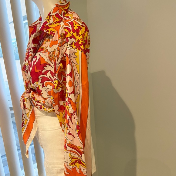 ✨SOLD✨Beautiful printed blouse - Picture 4 of 6